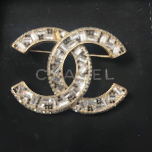 CHANEL CC Brooch with Swarovski Rhinestones & Baquettes - Picture 3 of 5